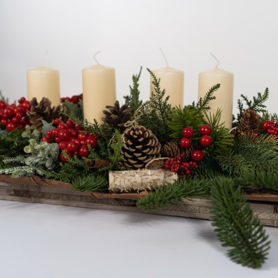 Centrotavola natalizio con piante e candele