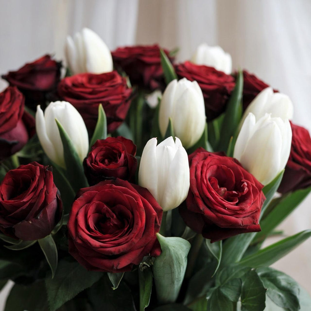 Bouquet Piccolo di Tulipani e Rose | Consegna Fiori a Domicilio per Compleanno, Festa del Papà, Festa della Donna, Festa della Mamma, Laurea, Pasqua, SAN VALENTINO