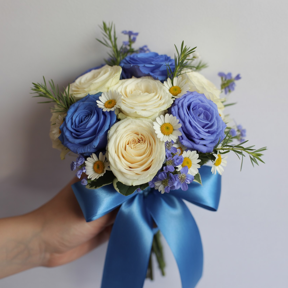 Bouquet medio di Roselline Bianche e Blu | Consegna Fiori a Domicilio per ANNIVERSARI, Compleanno, Festa del Papà, Festa della Donna, Festa della Mamma, Laurea, Natale, RINGRAZIAMENTI, SAN VALENTINO