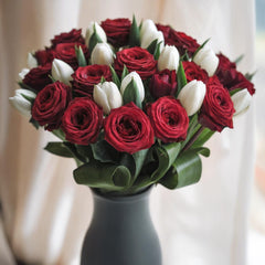 ROSSO INCANTO – Rose Rosse e Tulipani (Colore a Scelta del Fiorista)