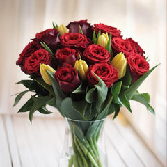 ROSSO INCANTO – Rose Rosse e Tulipani (Colore a Scelta del Fiorista)