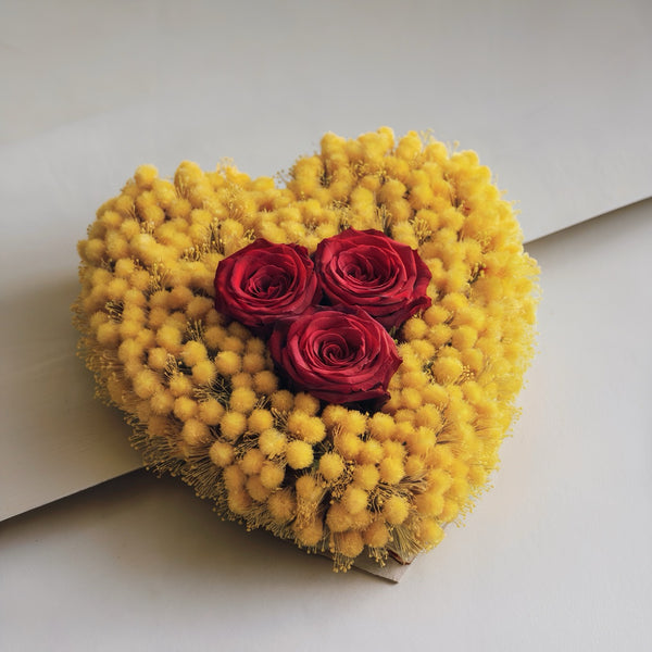 BATTITO D’ORO – Cuore di Mimosa con 3 Rose Rosse