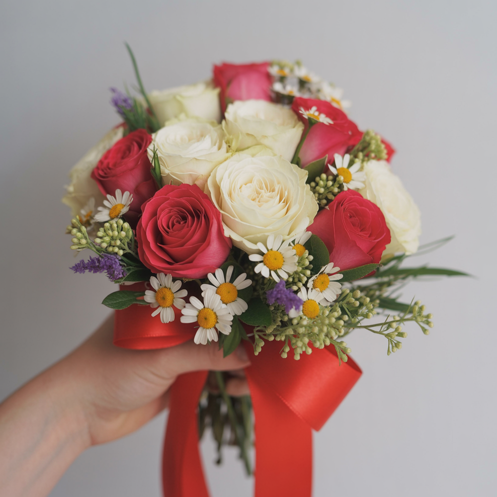 Bouquet medio di Roselline Bianche e Rosse | Consegna Fiori a Domicilio per ANNIVERSARI, Compleanno, Festa del Papà, Festa della Donna, Festa della Mamma, Laurea, Natale, RINGRAZIAMENTI, SAN VALENTINO