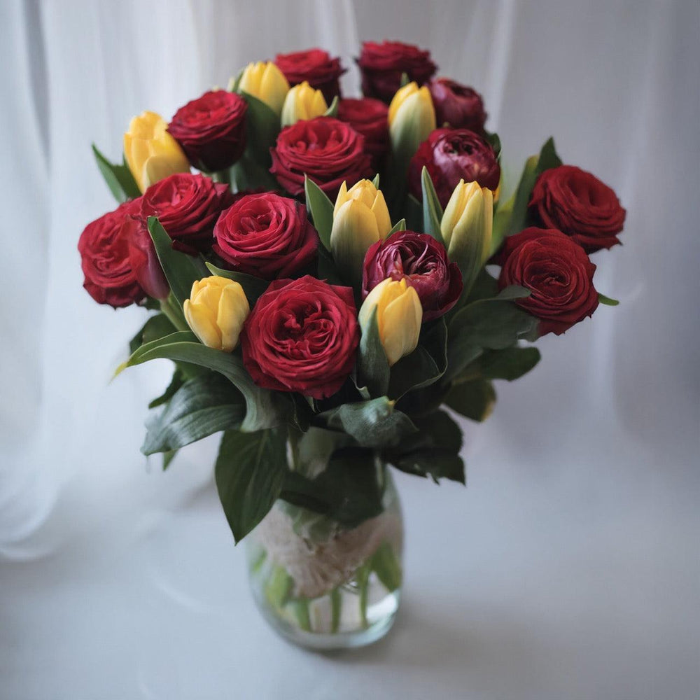 Bouquet Piccolo di Tulipani e Rose | Consegna Fiori a Domicilio per Compleanno, Festa del Papà, Festa della Donna, Festa della Mamma, Laurea, Pasqua, SAN VALENTINO