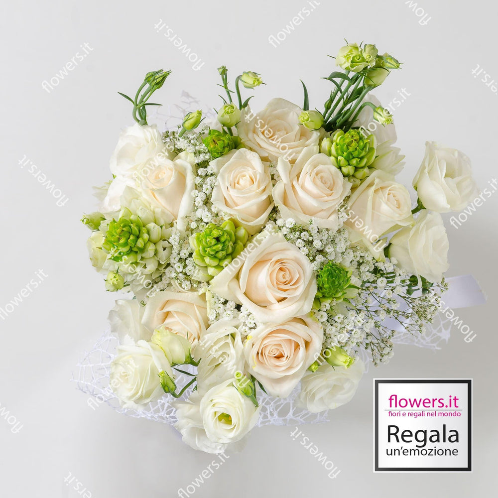 Rose bianche, lisianthus e verde. | Consegna Fiori a Domicilio per Compleanno, Festa del Papà, Festa della Donna, Laurea, MATRIMONIO, Nascita, Nascite, Natale, Pasqua, Primavera, TUTTE LE STAGIONI