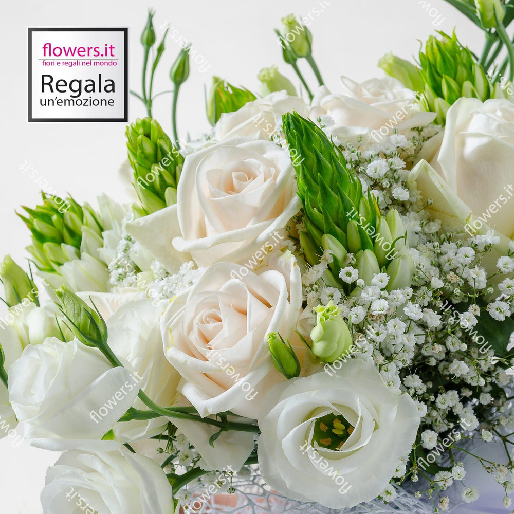 Rose bianche, lisianthus e verde. | Consegna Fiori a Domicilio per Compleanno, Festa del Papà, Festa della Donna, Laurea, MATRIMONIO, Nascita, Nascite, Natale, Pasqua, Primavera, TUTTE LE STAGIONI