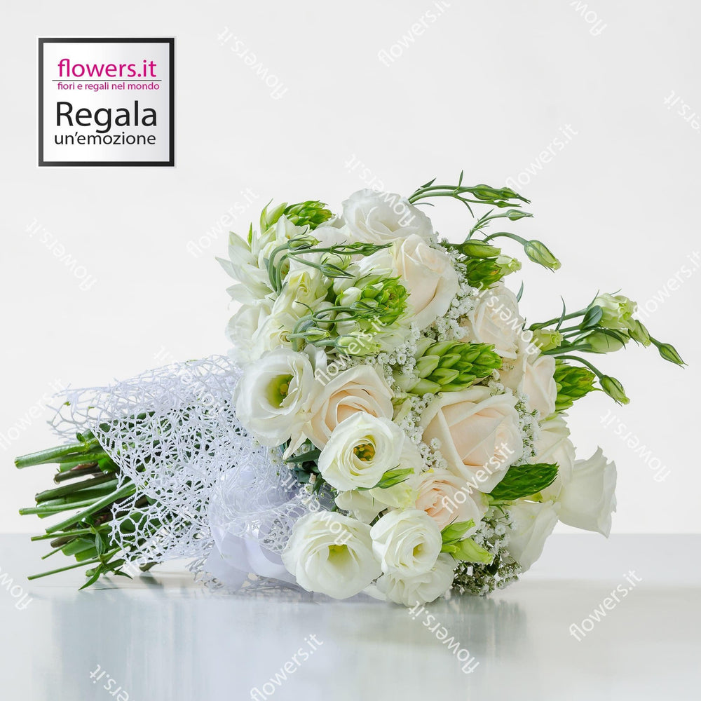 Rose bianche, lisianthus e verde. | Consegna Fiori a Domicilio per Compleanno, Festa del Papà, Festa della Donna, Laurea, MATRIMONIO, Nascita, Nascite, Natale, Pasqua, Primavera, TUTTE LE STAGIONI
