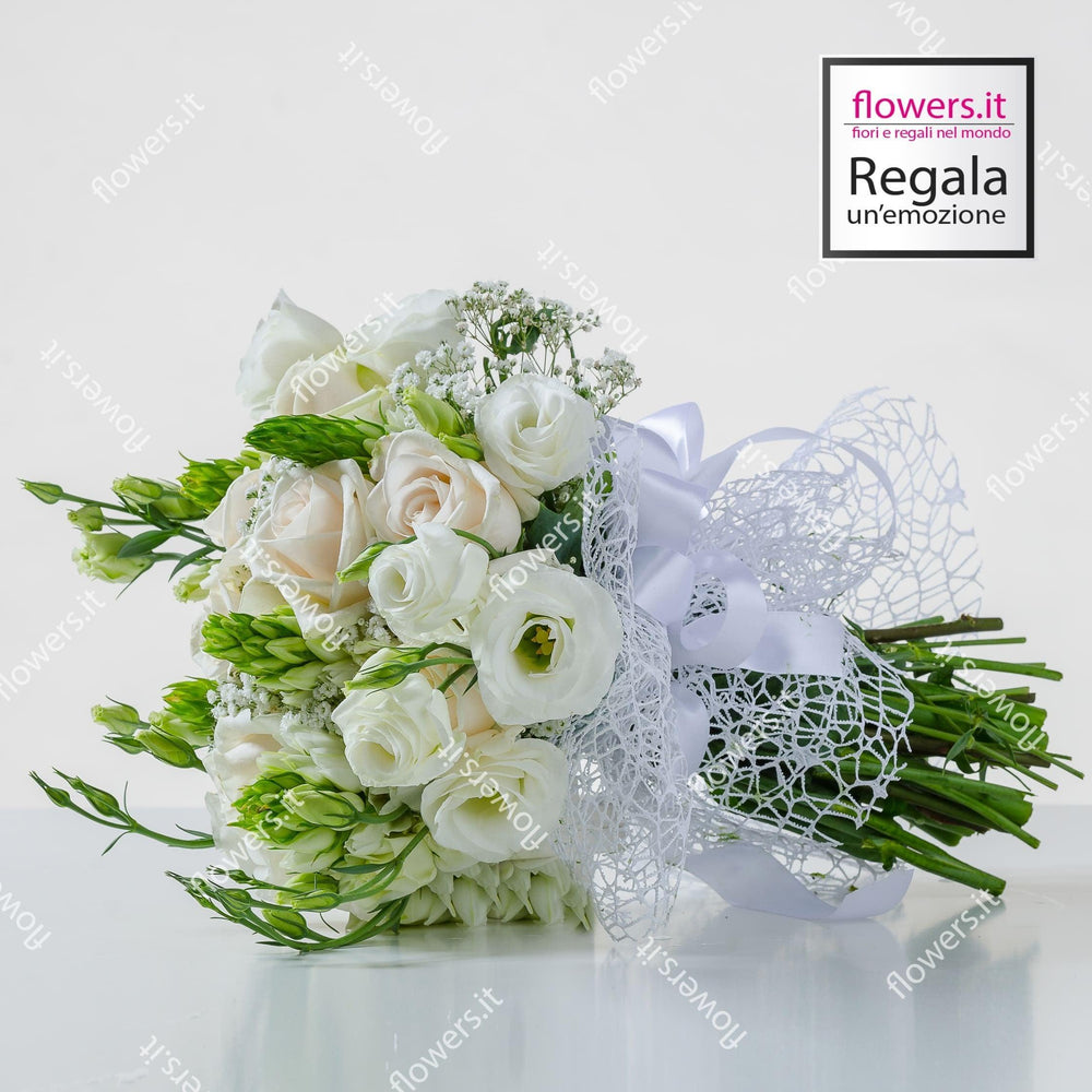 Rose bianche, lisianthus e verde. | Consegna Fiori a Domicilio per Compleanno, Festa del Papà, Festa della Donna, Laurea, MATRIMONIO, Nascita, Nascite, Natale, Pasqua, Primavera, TUTTE LE STAGIONI