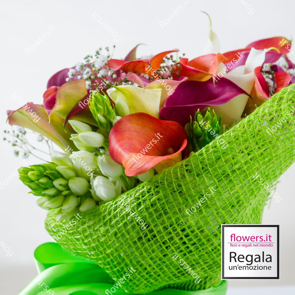 Mazzo di calle con verde decorativo. | Consegna Fiori a Domicilio per Compleanni, Compleanno, Festa della Mamma, Laurea, Nascita, Nascite, Pasqua, Primavera