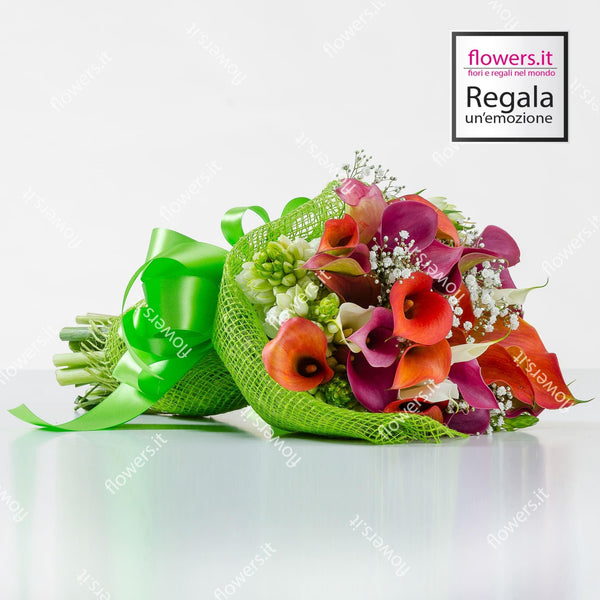 Mazzo di calle con verde decorativo. | Consegna Fiori a Domicilio per Compleanni, Compleanno, Festa della Mamma, Laurea, Nascita, Nascite, Pasqua, Primavera