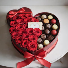 CUORE DI PASSIONE – Cuore di Rose Rosse con Cioccolatini