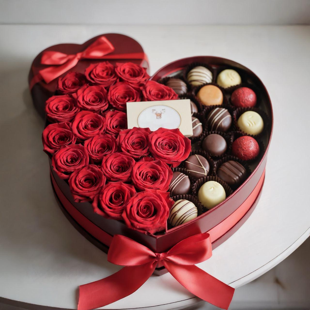 CUORE DI PASSIONE – Cuore di Rose Rosse con Cioccolatini
