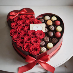 CUORE DI PASSIONE – Cuore di Rose Rosse con Cioccolatini