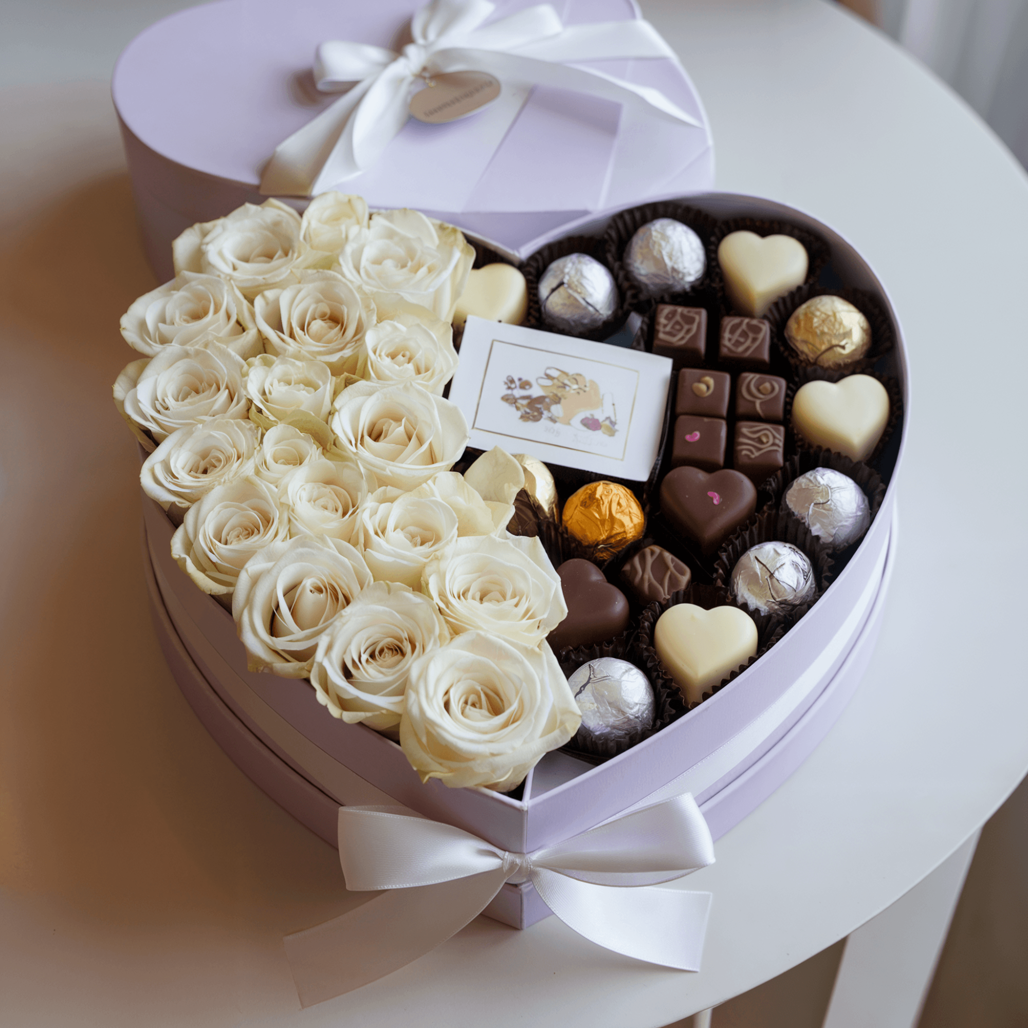 CUORE DI PUREZZA – Cuore di Rose Bianche con Cioccolatini