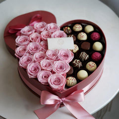 CUORE DI DOLCEZZA – Cuore di Rose Rosa e Cioccolatini