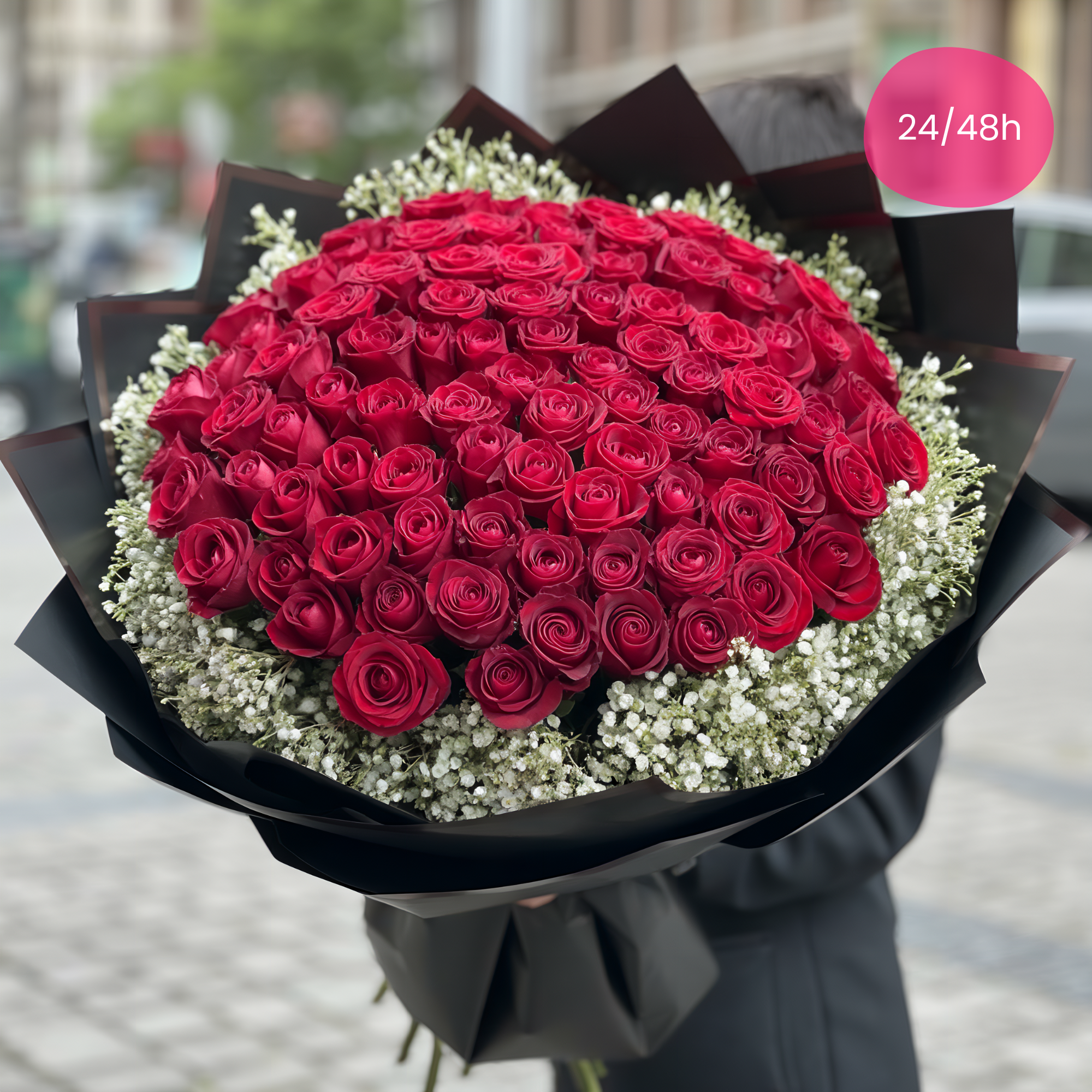 AMORE ETERNO – Bouquet di Rose Rosse, Gypsophila e Verde Decorativo (Disponibile in 3 Misure)