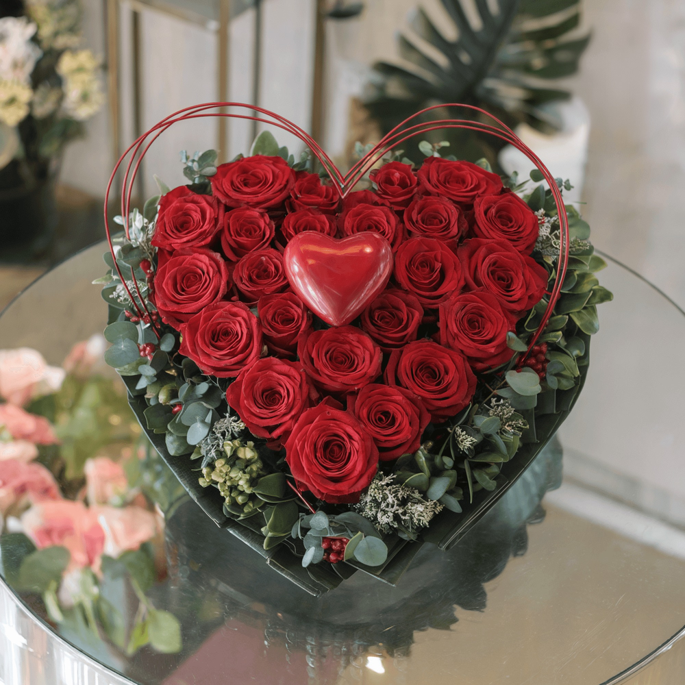 Cuore di Rose piccolo con verde e gypsophila. | Consegna Fiori a Domicilio per ANNIVERSARI, Best Seller, Compleanni, Festa della Donna, Laurea, SAN VALENTINO