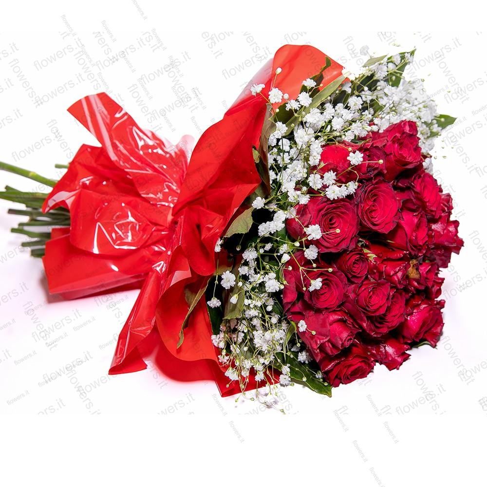 Il romantico Bouquet di roselline rosse e gipsofila