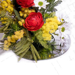 Buona Festa della Donna con il Bouquet di anemoni, margheritine, rose e mimose