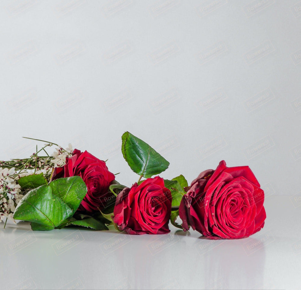 3 rose rosse gambo lungo con decorazioni. | Consegna Fiori a Domicilio per SAN VALENTINO