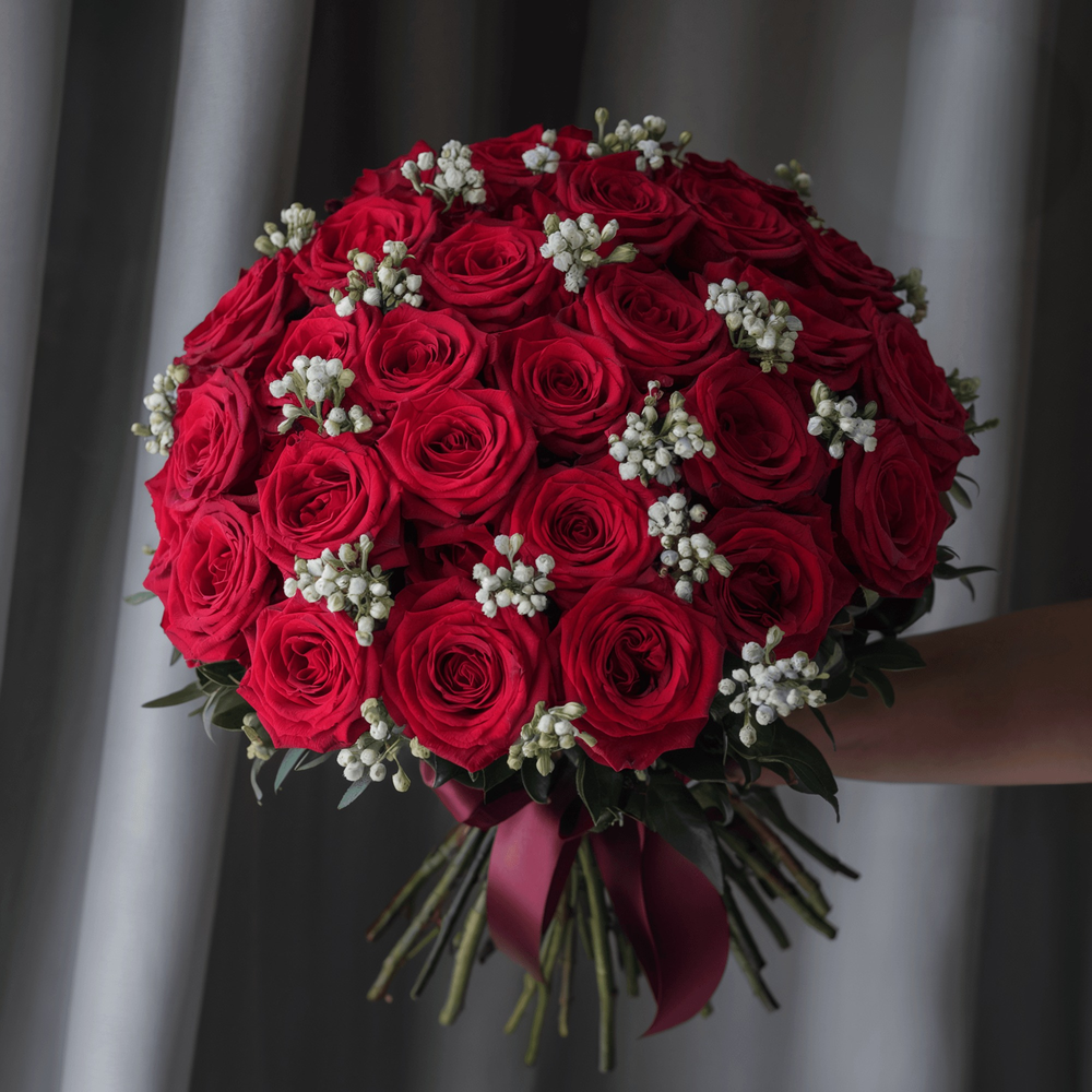 30 rose rosse con verde e gypsophila. | Consegna Fiori a Domicilio per Best Seller, Compleanno, Festa della Donna, Festa della Mamma, Laurea, Natale, SAN VALENTINO