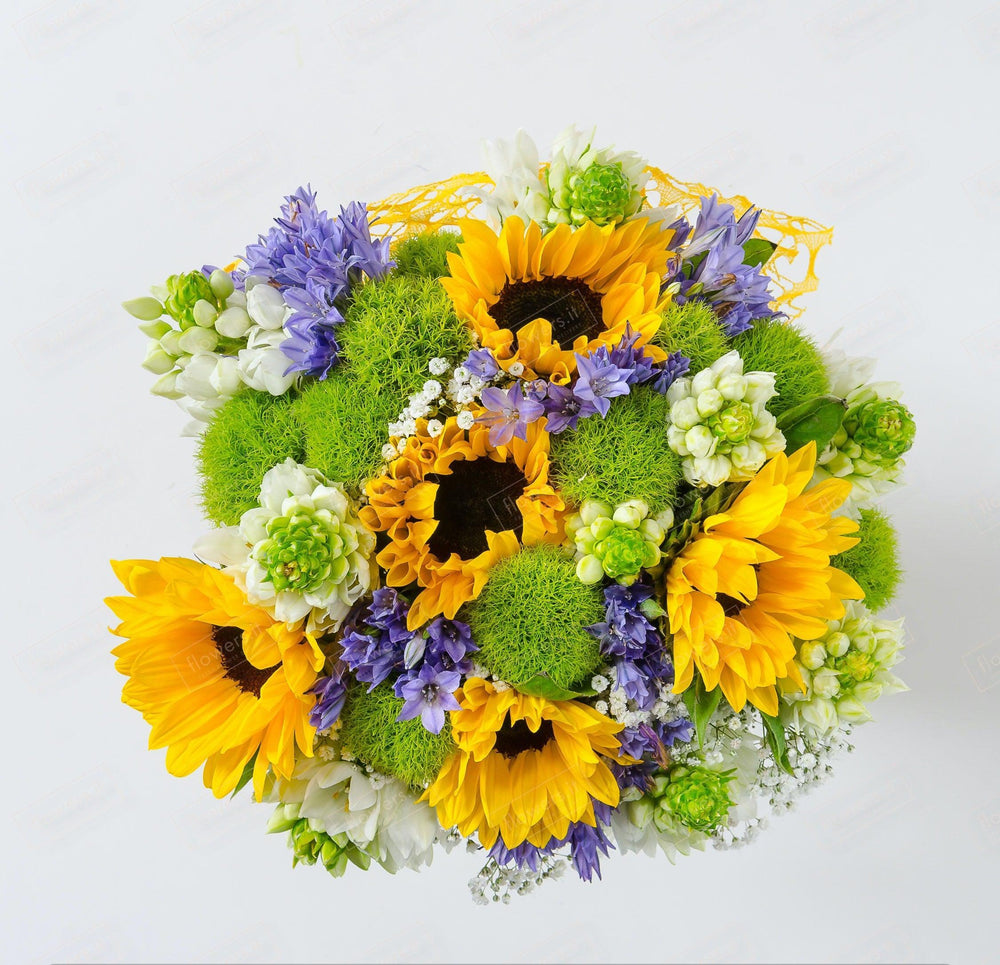 Girasoli e fiori di Fabiola con verde decorativo. | Consegna Fiori a Domicilio per Best Seller, Compleanni, Compleanno, Festa del Papà, Festa della Mamma, Laurea, Nascita, Nascite, Pasqua, Primavera, TUTTE LE STAGIONI