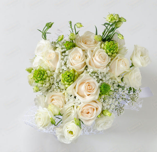 Rose bianche, lisianthus e verde. | Consegna Fiori a Domicilio per Compleanno, Festa del Papà, Festa della Donna, Laurea, MATRIMONIO, Nascita, Nascite, Natale, Pasqua, Primavera, TUTTE LE STAGIONI