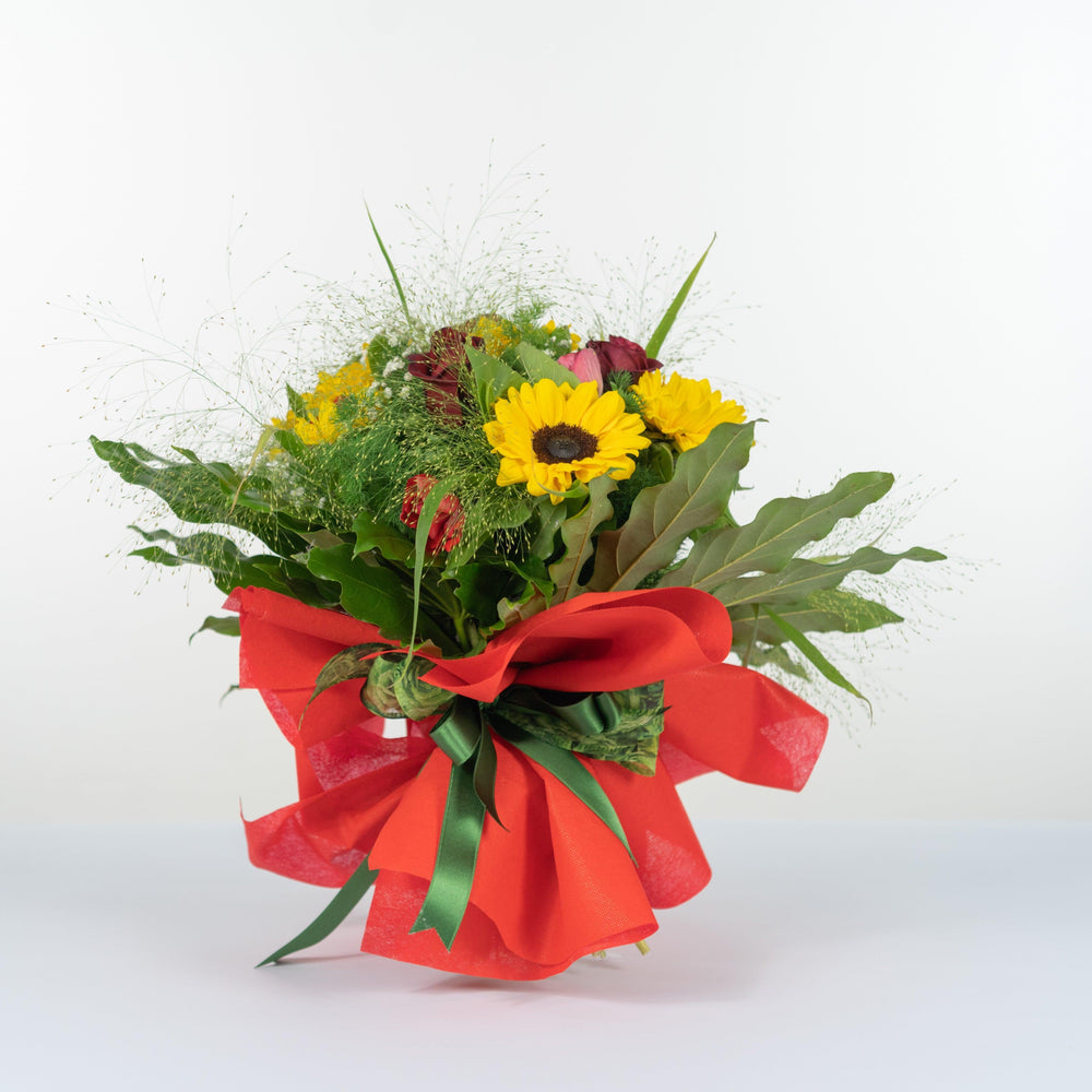 Mazzo di fiori con rose rosse e girasoli. | Consegna Fiori a Domicilio per ANNIVERSARI, Best Seller, Compleanno, Festa del Papà, Festa della Donna, Festa della Mamma, Laurea, RINGRAZIAMENTI, SAN VALENTINO