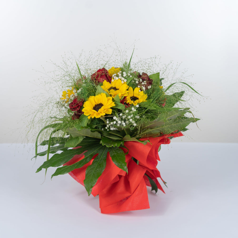 Mazzo di fiori con rose rosse e girasoli. | Consegna Fiori a Domicilio per ANNIVERSARI, Best Seller, Compleanno, Festa del Papà, Festa della Donna, Festa della Mamma, Laurea, RINGRAZIAMENTI, SAN VALENTINO