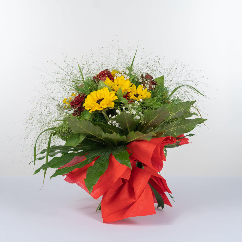 Mazzo di fiori con rose rosse e girasoli. | Consegna Fiori a Domicilio per ANNIVERSARI, Best Seller, Compleanno, Festa del Papà, Festa della Donna, Festa della Mamma, Laurea, RINGRAZIAMENTI, SAN VALENTINO
