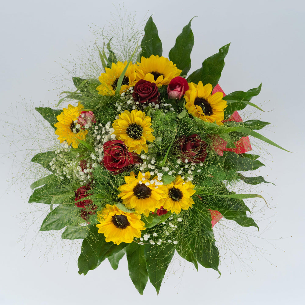 Mazzo di fiori con rose rosse e girasoli. | Consegna Fiori a Domicilio per ANNIVERSARI, Best Seller, Compleanno, Festa del Papà, Festa della Donna, Festa della Mamma, Laurea, RINGRAZIAMENTI, SAN VALENTINO