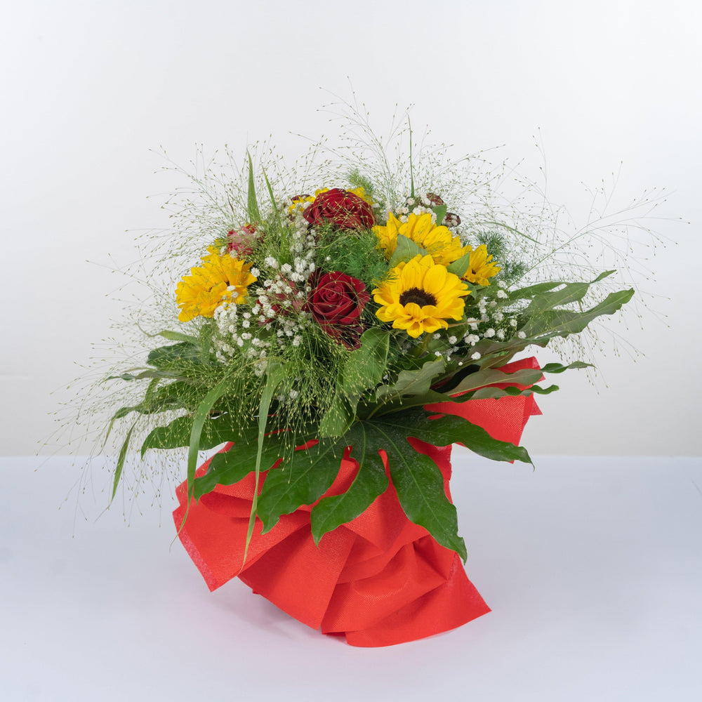 Mazzo di fiori con rose rosse e girasoli. | Consegna Fiori a Domicilio per ANNIVERSARI, Best Seller, Compleanno, Festa del Papà, Festa della Donna, Festa della Mamma, Laurea, RINGRAZIAMENTI, SAN VALENTINO