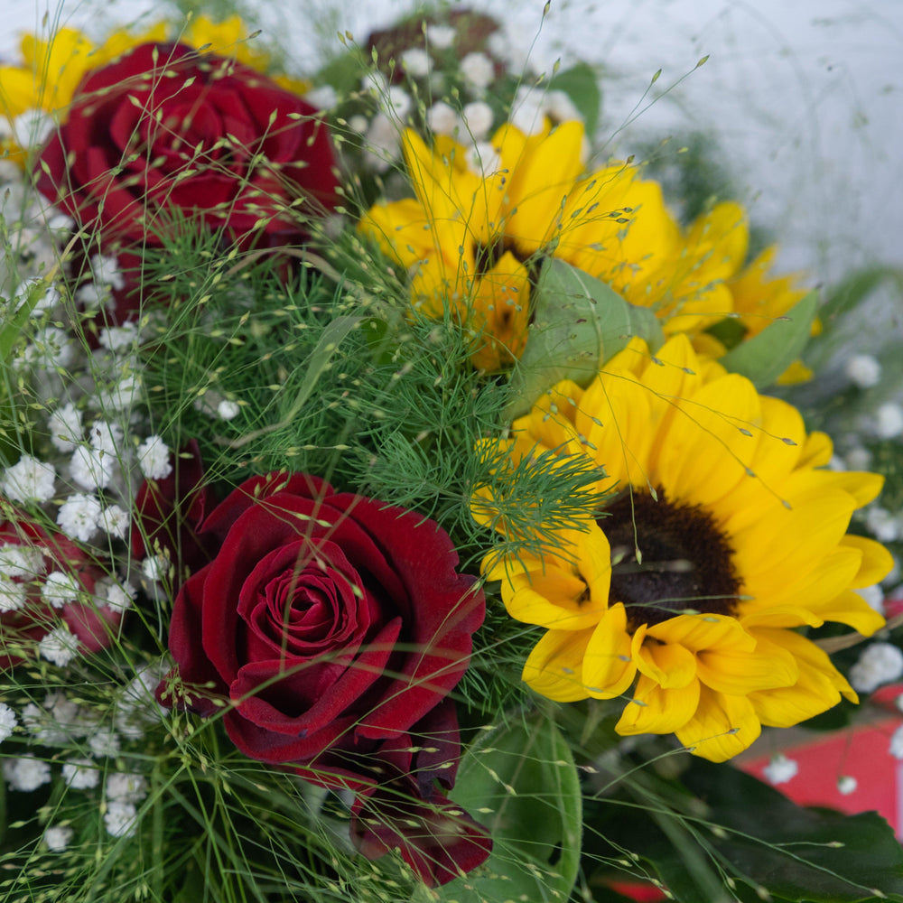 Mazzo di fiori con rose rosse e girasoli. | Consegna Fiori a Domicilio per ANNIVERSARI, Best Seller, Compleanno, Festa del Papà, Festa della Donna, Festa della Mamma, Laurea, RINGRAZIAMENTI, SAN VALENTINO