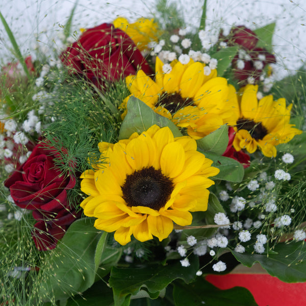 Mazzo di fiori con rose rosse e girasoli. | Consegna Fiori a Domicilio per ANNIVERSARI, Best Seller, Compleanno, Festa del Papà, Festa della Donna, Festa della Mamma, Laurea, RINGRAZIAMENTI, SAN VALENTINO