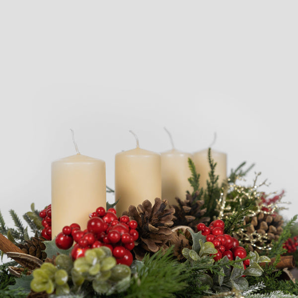 Composizione di 30 cm con pigne, abete e candele. | Consegna Fiori a Domicilio per Natale