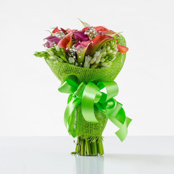 Mazzo di calle con verde decorativo. | Consegna Fiori a Domicilio per Compleanni, Compleanno, Festa della Mamma, Laurea, Nascita, Nascite, Pasqua, Primavera