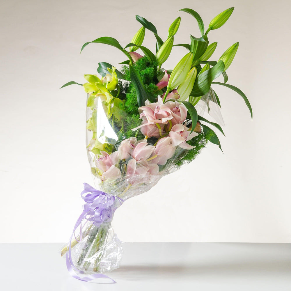 Ramo di cymbidium e lilium con verde. | Consegna Fiori a Domicilio per 