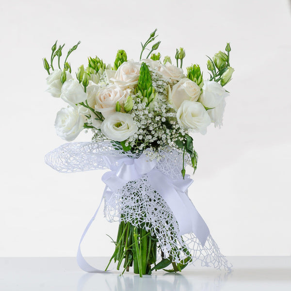Rose bianche, lisianthus e verde. | Consegna Fiori a Domicilio per Compleanno, Festa del Papà, Festa della Donna, Laurea, MATRIMONIO, Nascita, Nascite, Natale, Pasqua, Primavera, TUTTE LE STAGIONI