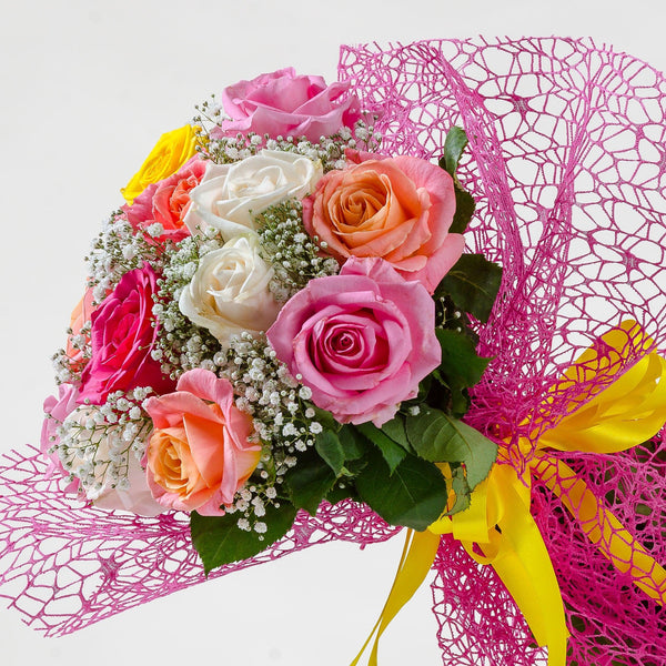 Bouquet di roselline colorate con verde. | Consegna Fiori a Domicilio per Compleanni, Compleanno, Festa del Papà, Festa della Donna, Laurea, Nascita, Nascite, Natale, Pasqua, Primavera, TUTTE LE STAGIONI