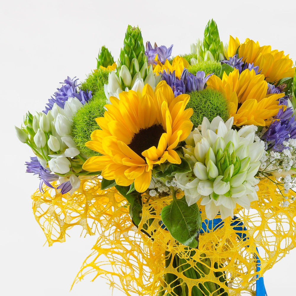 Girasoli e fiori di Fabiola con verde decorativo. | Consegna Fiori a Domicilio per Best Seller, Compleanni, Compleanno, Festa del Papà, Festa della Mamma, Laurea, Nascita, Nascite, Pasqua, Primavera, TUTTE LE STAGIONI