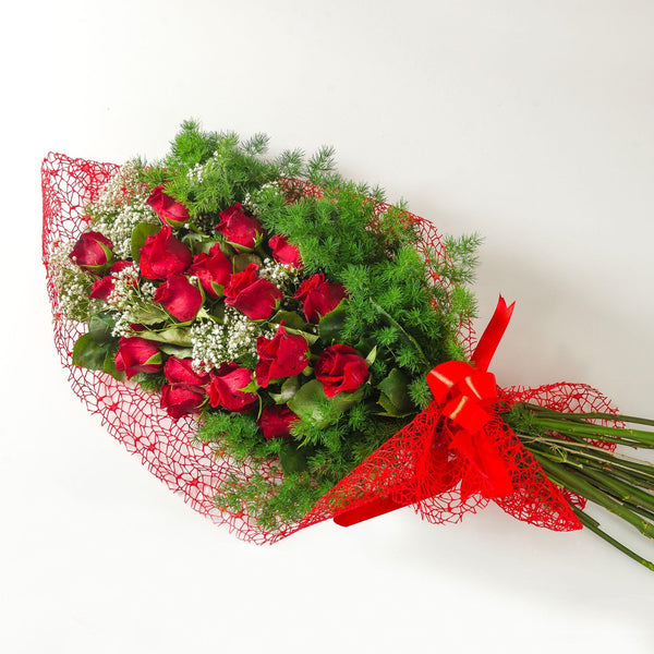 6 rose rosse con verde e Gypsophila. | Consegna Fiori a Domicilio per Best Seller, Compleanni, Compleanno, Festa del Papà, Festa della Donna, Festa della Mamma, Laurea, Natale, TUTTE LE STAGIONI