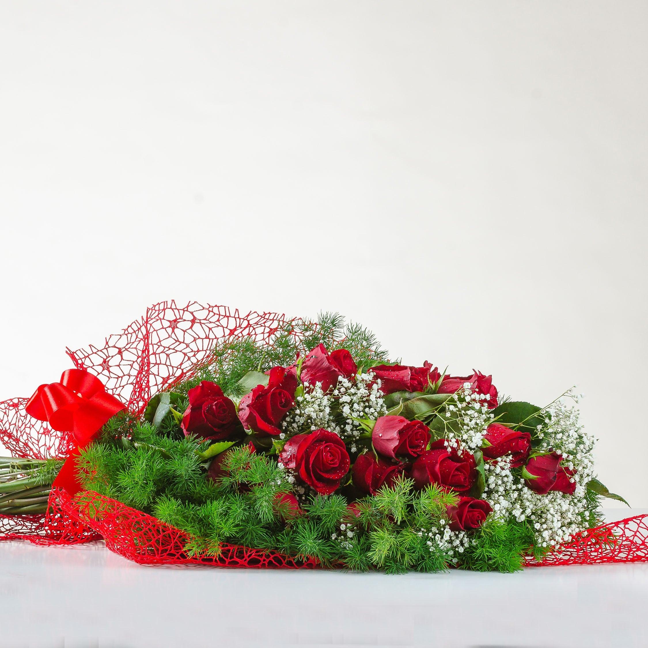 AMORE - Fascio di rose rosse - 6 rose rosse con verde e Gypsophila. | Flowers Delivery Consegna Fiori a Domicilio