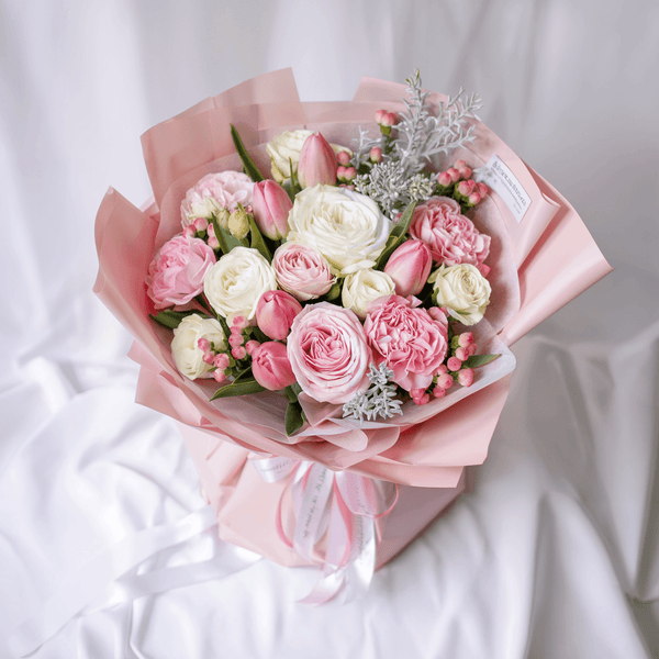 Bouquet piccolo Raffinato in Tonalità Rosate | Consegna Fiori a Domicilio per ANNIVERSARI, Compleanno, Festa della mamma, int-10, int-30, int-40, MATRIMONIO, Nascita, Pasqua, RINGRAZIAMENTI
