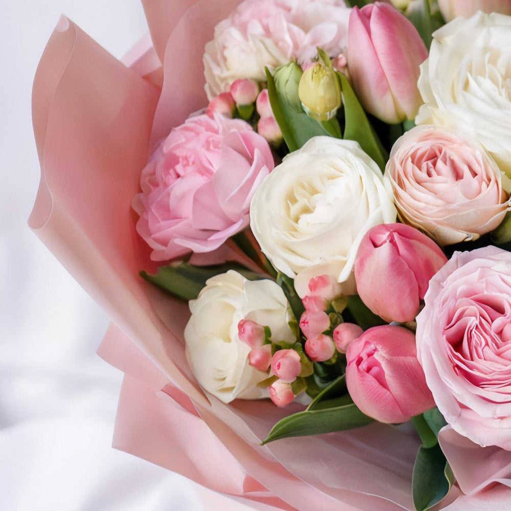 Bouquet piccolo Raffinato in Tonalità Rosate | Consegna Fiori a Domicilio per ANNIVERSARI, Compleanno, Festa della mamma, int-10, int-30, int-40, MATRIMONIO, Nascita, Pasqua, RINGRAZIAMENTI