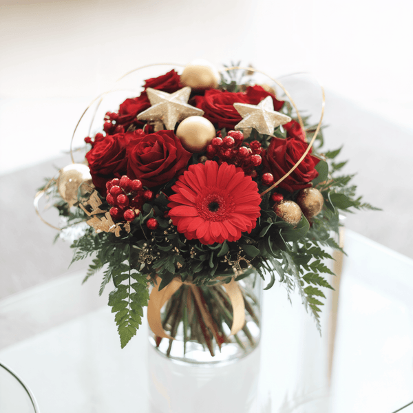 Bouquet natalizio con Rose, Gerbere, Verde e Decori Dorati | Consegna Fiori a Domicilio per Natale