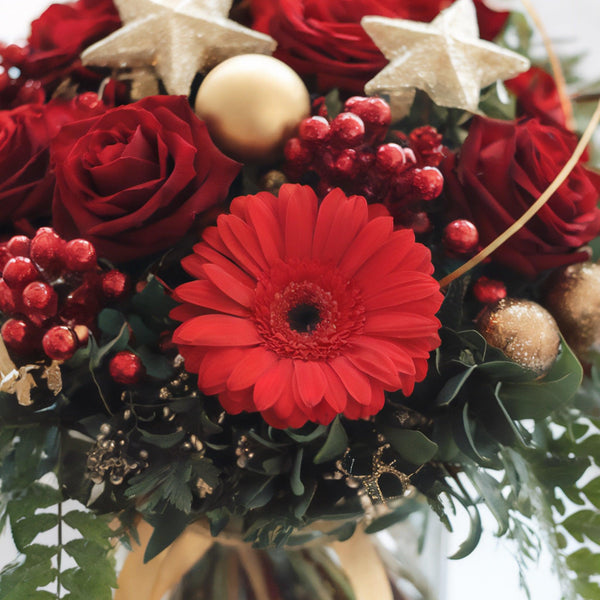 Bouquet natalizio con Rose, Gerbere, Verde e Decori Dorati | Consegna Fiori a Domicilio per Natale