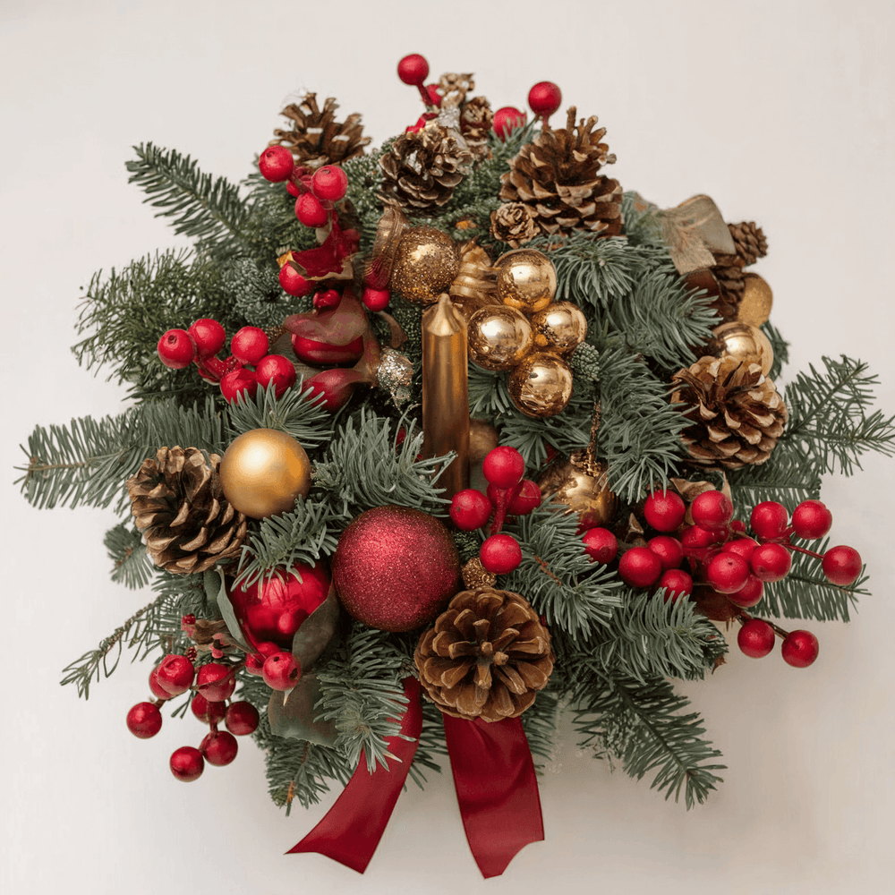 Centrotavola piccolo con Abete, Bacche, Pigne, Candela e Decori Rossi e Dorati | Consegna Fiori a Domicilio per Natale