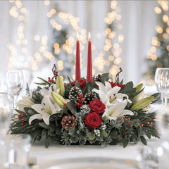 LUMINOSO INCANTO - Centrotavola con Rose, Lisianthus, Vischio, Abete, Pigne e Candele