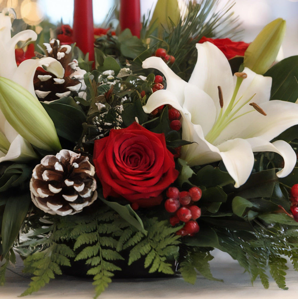 Centrotavola piccolo con Rose, Lisianthus, Vischio, Abete, Pigne e Candela | Consegna Fiori a Domicilio per Natale