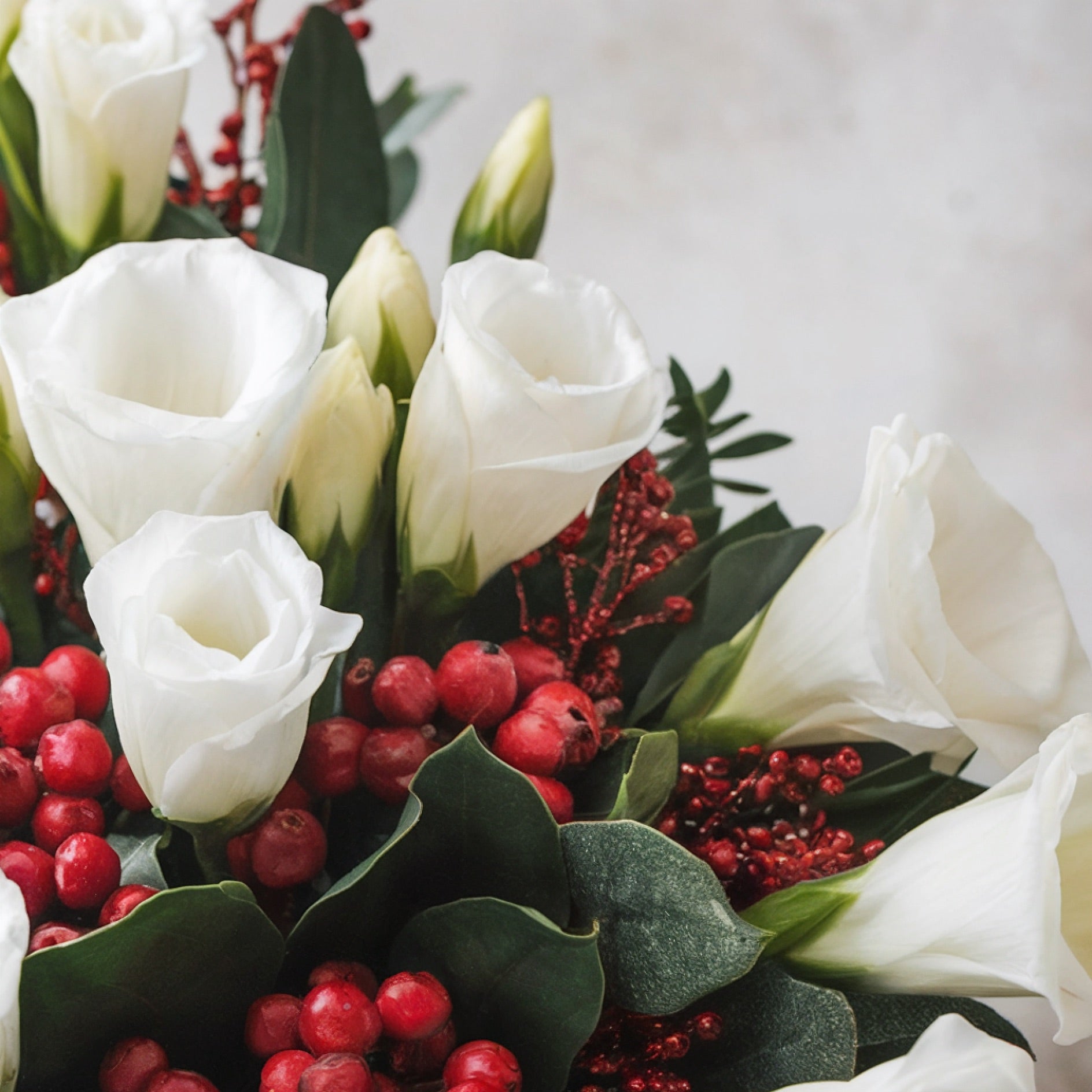 SERENITÀ FESTIVA - Composizione con Lisianthus, Bacche e Decorazioni Natalizie